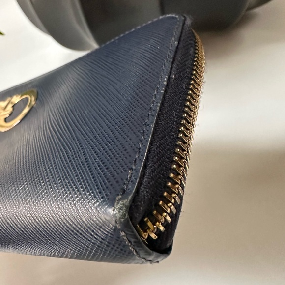 ❌SOLD❌EUC Salvatore Ferragamo Zip Wallet - Picture 11 of 12